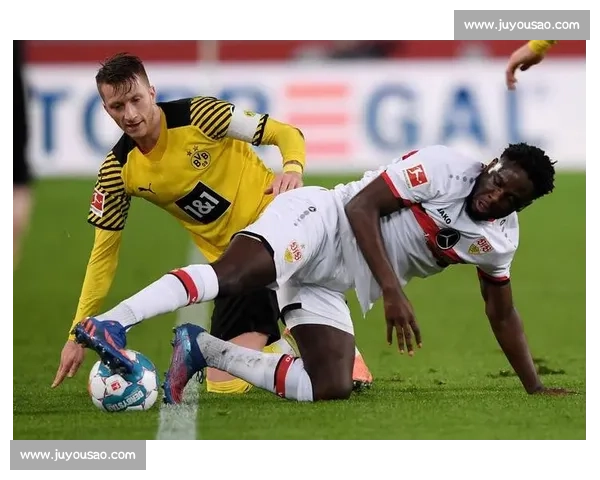 胡梅尔斯携超模女友观战斯图加特站决赛 退役后跨界体育魅力不减